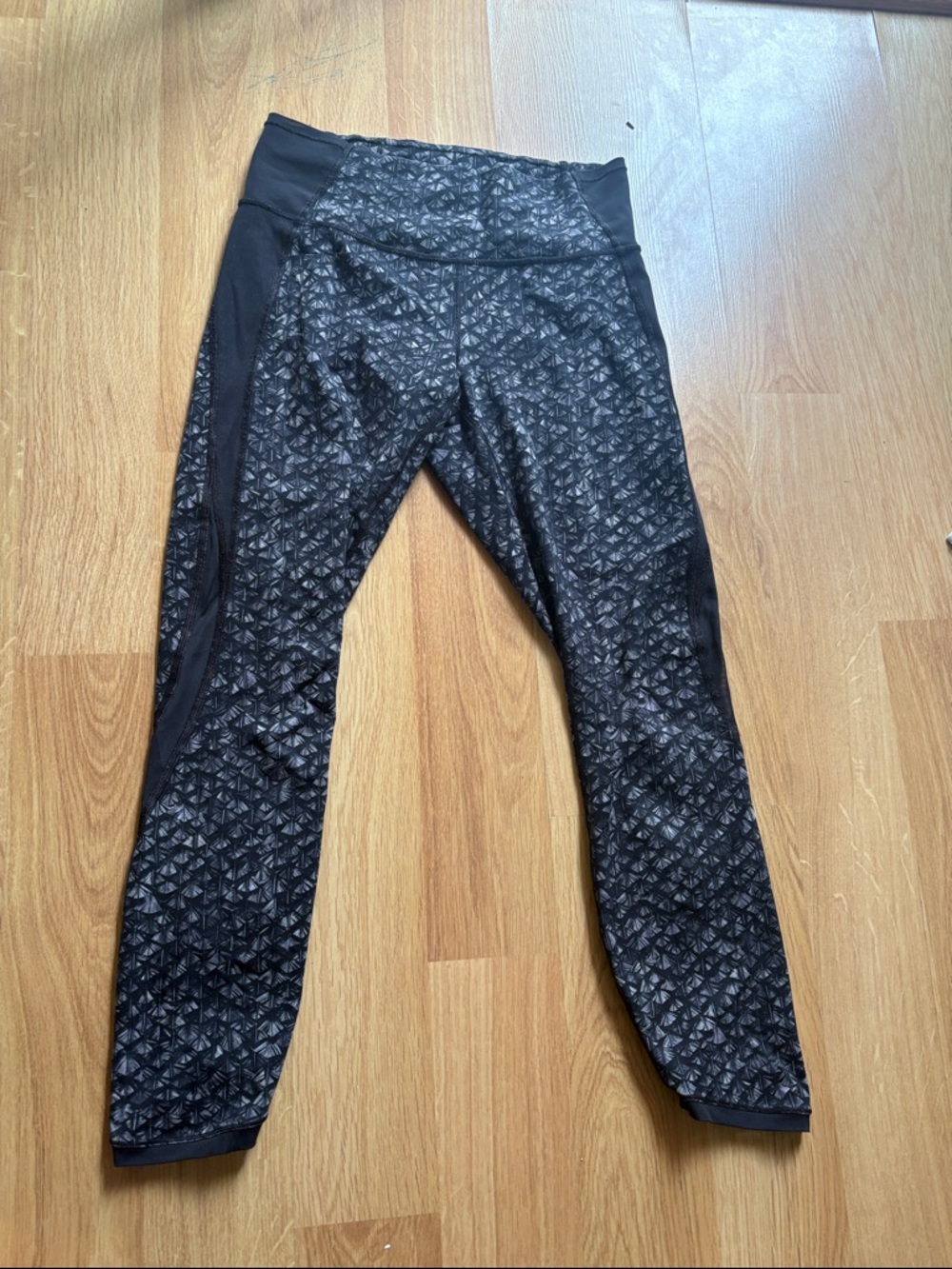 Lululemon black feather speed ? Extreme leggings size 8